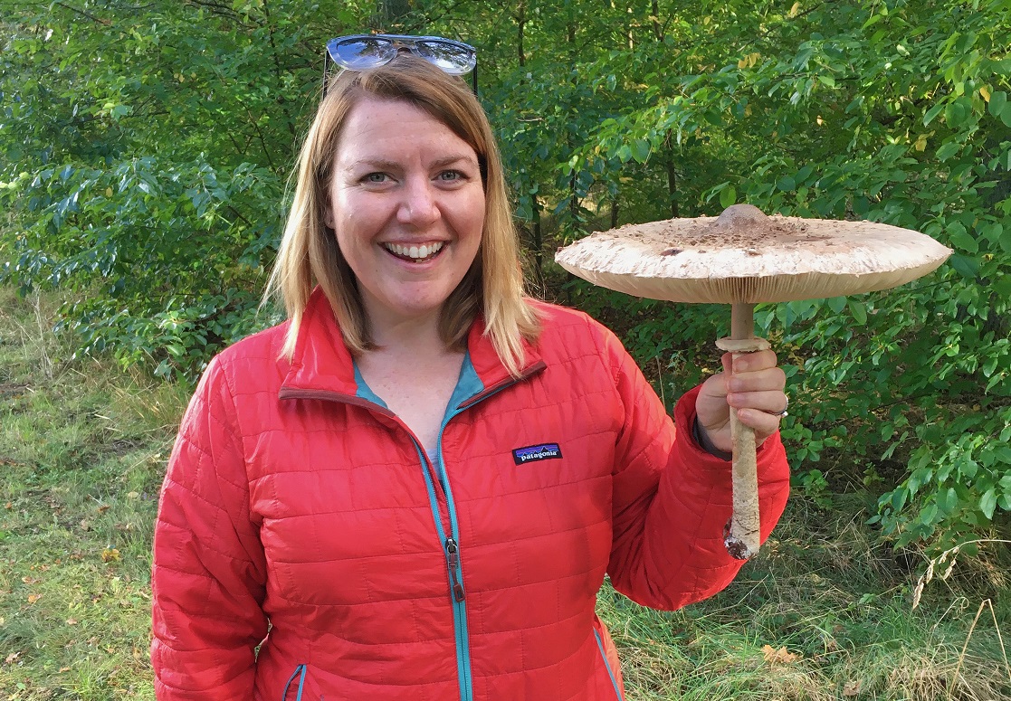 Picture: Katherine during a mushroom hunting trip in Brandenburg (autumn 2020)