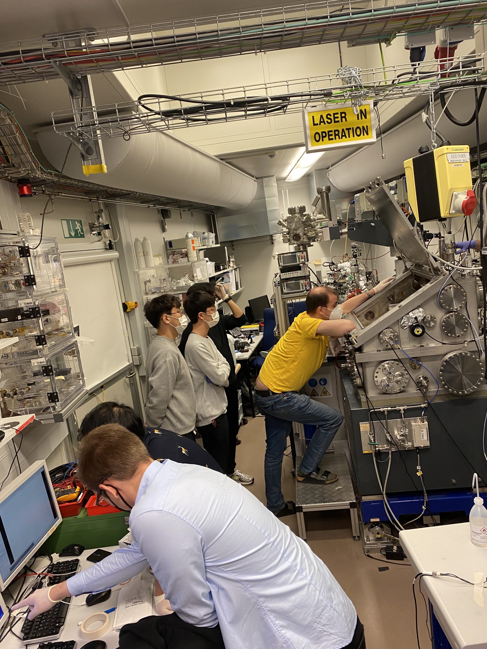 Beamline scientist Markus (yellow T-hirt) and his colleagues at BESSY II support the Korean group.