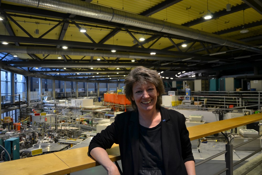 Antje Vollmer on the bridge in the experimental hall, her favourite place at BESSY II.