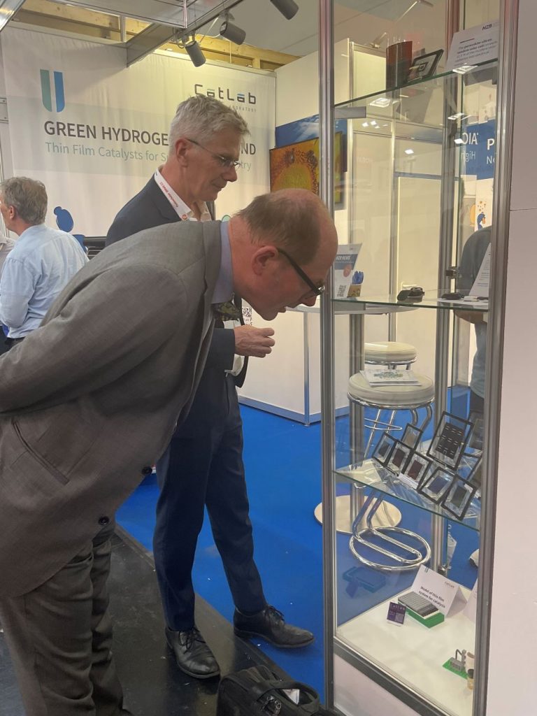 Rutger Schlatman (behind) presents our protoype solar cells to an interested visitor at intersolar
